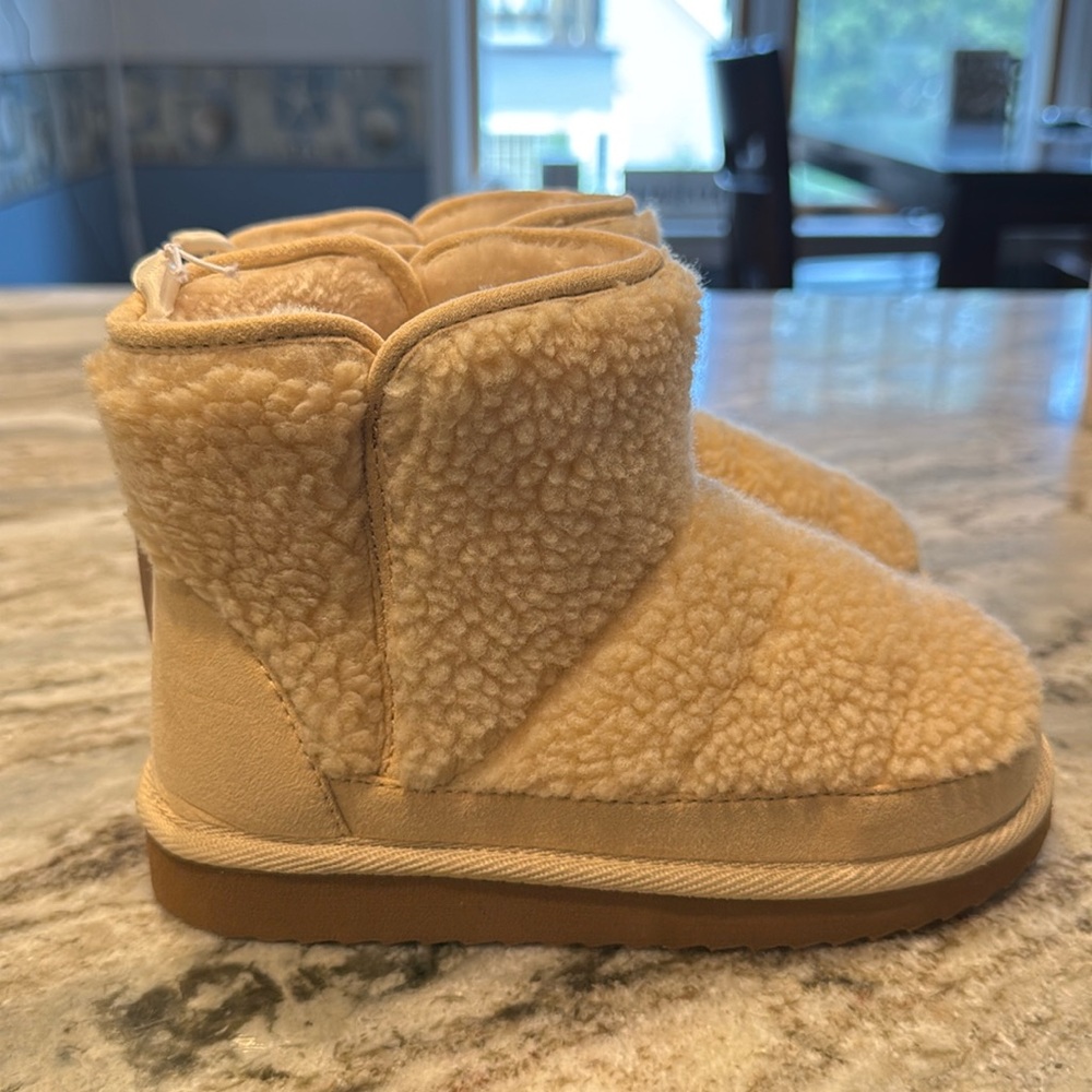 Old Navy cozy Sherpa fleece faux fur booties